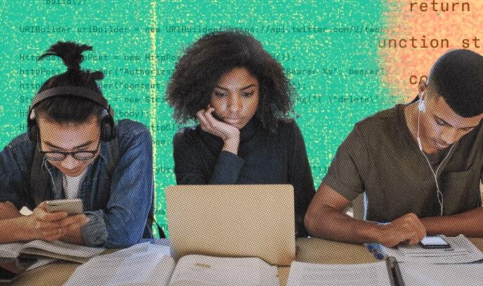 他の人と並んで座り、パソコン画面に向かって勉強している若い女性の画像